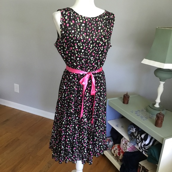 BEAUTIFUL POLKA DOT SWING DRESS - Picture 1 of 13